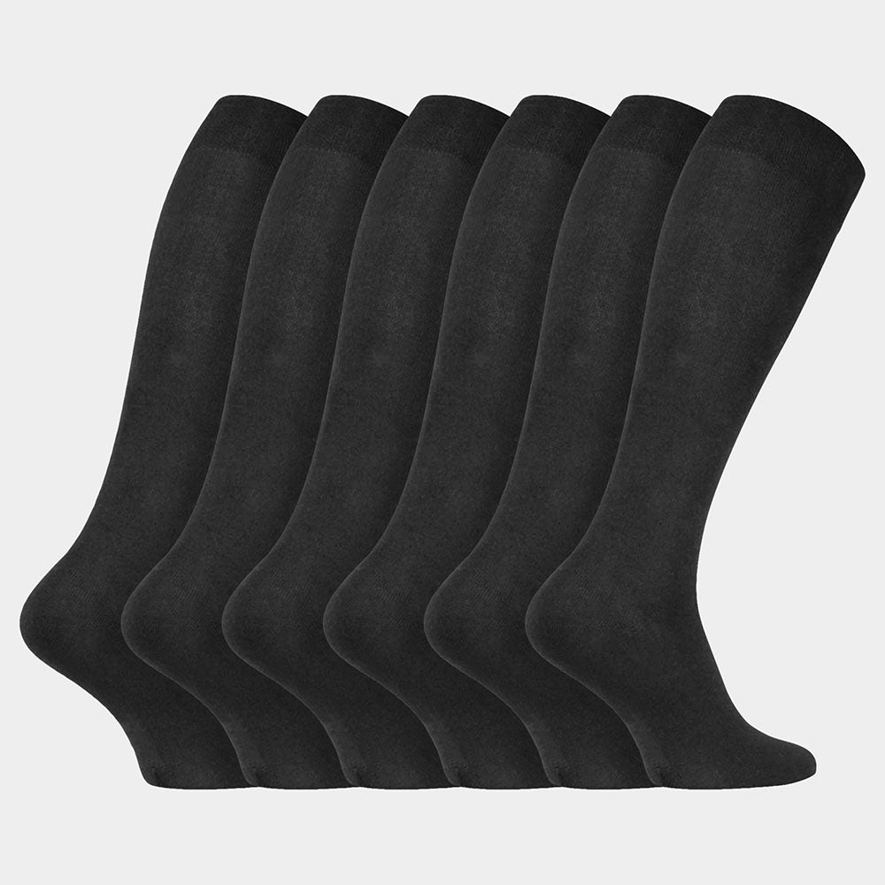 Set van zes zwarte Calzera Kniekousen, naast elkaar weergegeven op een witte achtergrond met het voetmodel weggephotoshopt, ontworpen met een naadloze teensectie en drukvrije boord voor maximaal comfort, geschikt voor dames en heren.