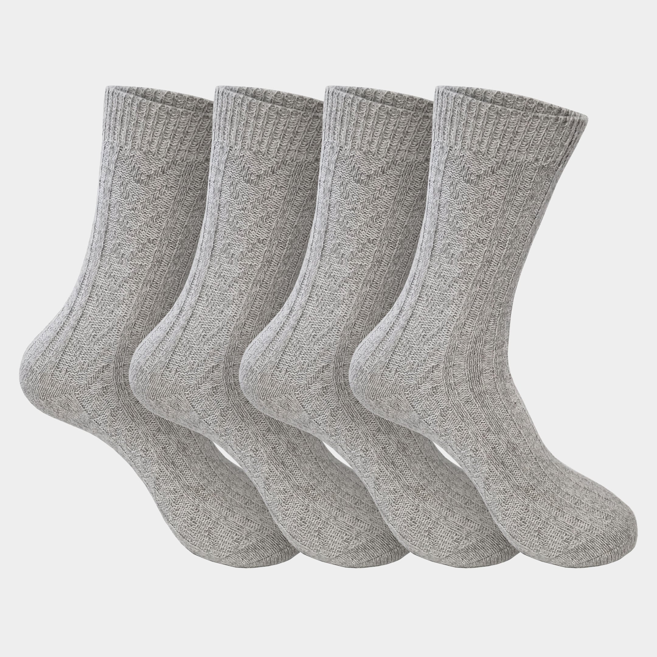 vier paar Calzera Noorse Wollen Sokken in gedragen vorm op een witte achtergrond, met de binnenkant van de boord licht zichtbaar. Deze sokken zijn gemaakt van hoogwaardige wol voor warmte en comfort, met een traditioneel Noors patroon.