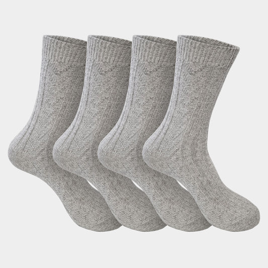 vier paar Calzera Noorse Wollen Sokken in gedragen vorm op een witte achtergrond, met de binnenkant van de boord licht zichtbaar. Deze sokken zijn gemaakt van hoogwaardige wol voor warmte en comfort, met een traditioneel Noors patroon.