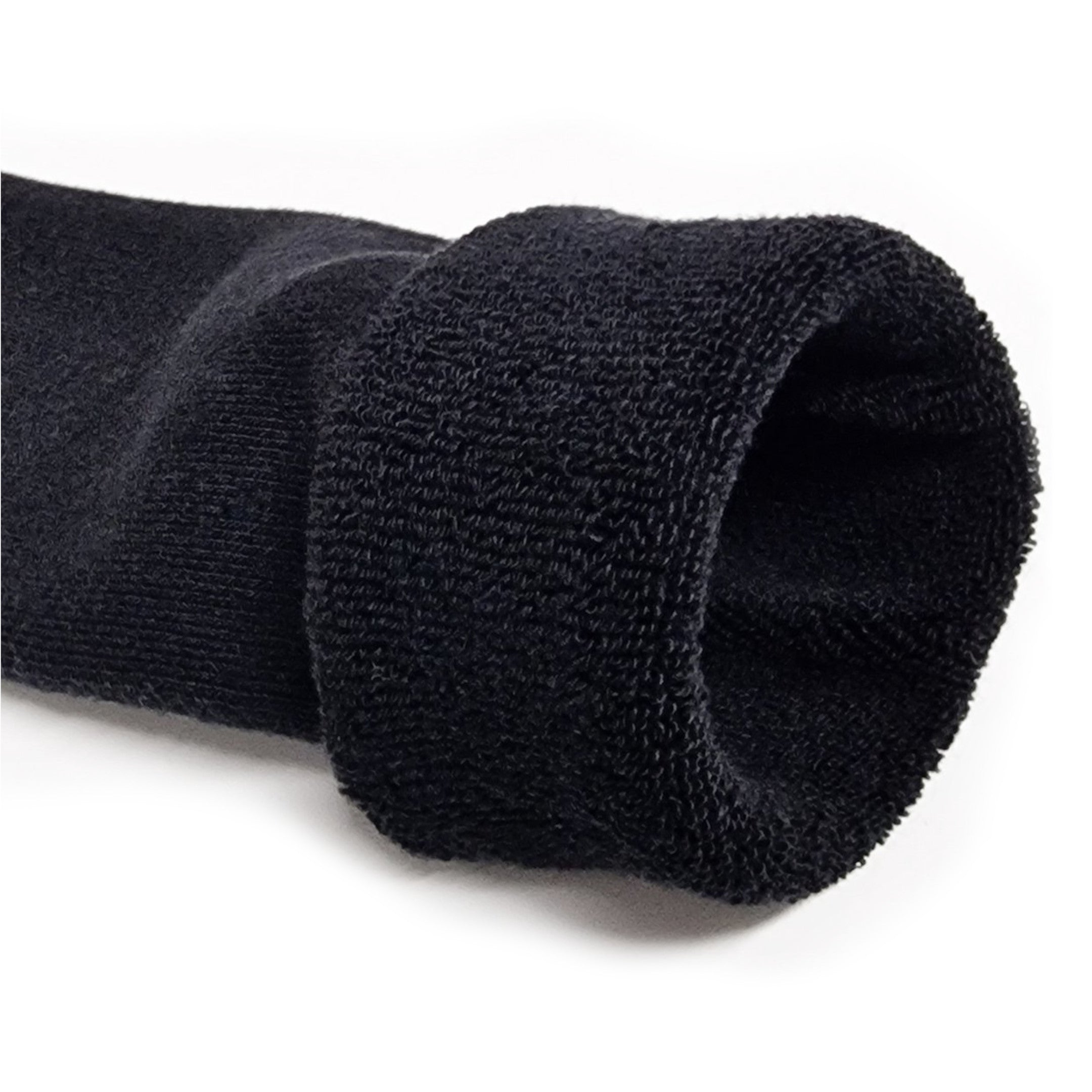 Detailfoto van een zwarte Calzera antislip sok met de boord twee keer naar buiten gevouwen, waardoor de zachte badstof binnenkant zichtbaar is, ideaal voor comfort en stijl.