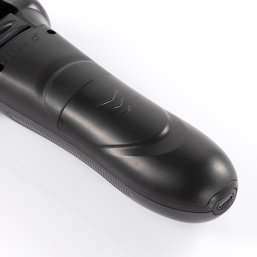 Onderzijde van een compacte haartrimmer met USB-oplaadpoort en duurzaam design