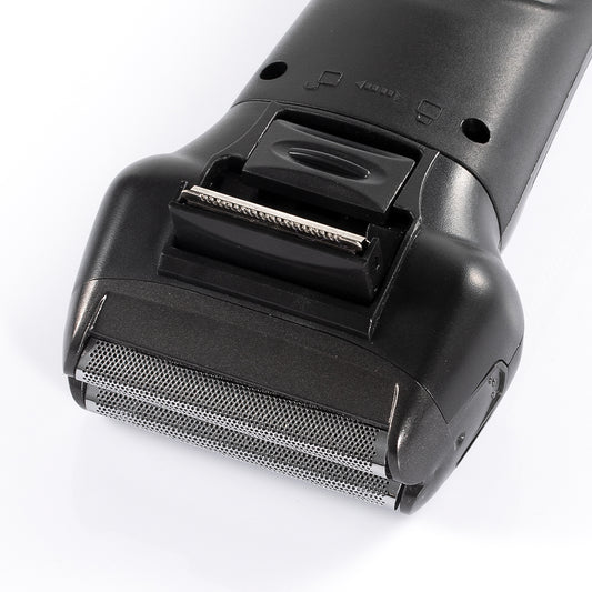 Close-up van de scheerkop van een hoogwaardige elektrische haartrimmer met titaniumstalen mesjes en magnetische zuigbladtechnologie