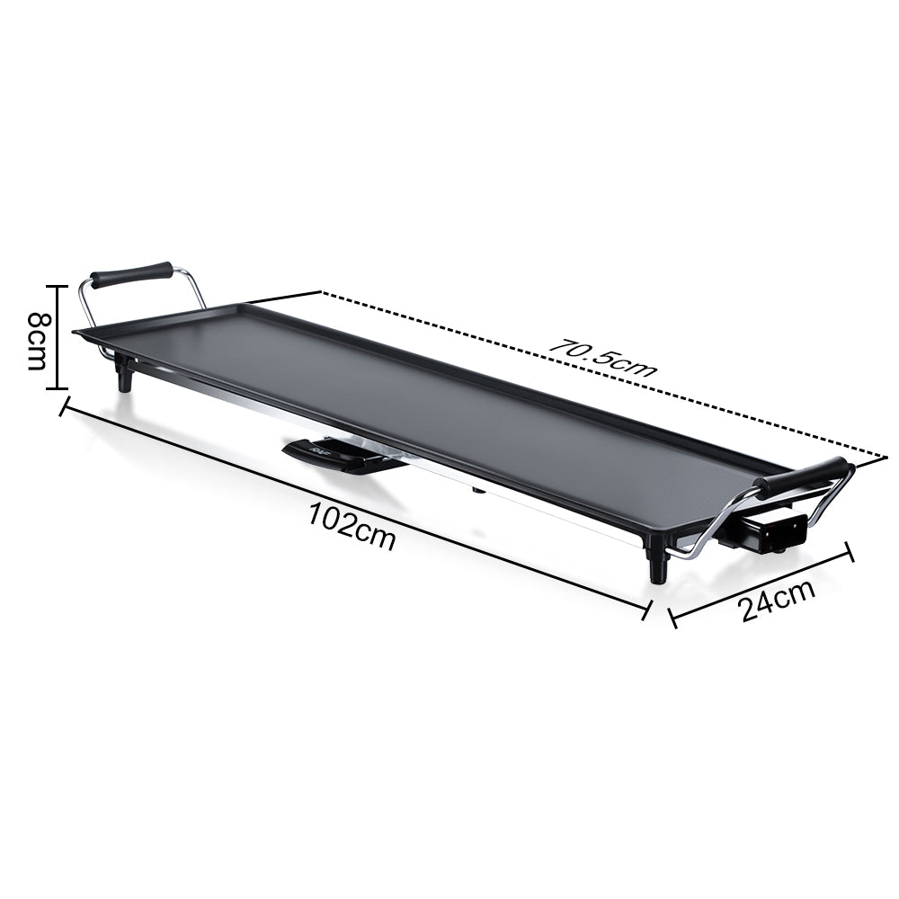 Afbeelding van een elektrische Teppanyaki grill met afmetingen 70,5 cm x 23,5 cm, voorzien van een anti-aanbaklaag en koel blijvende handgrepen