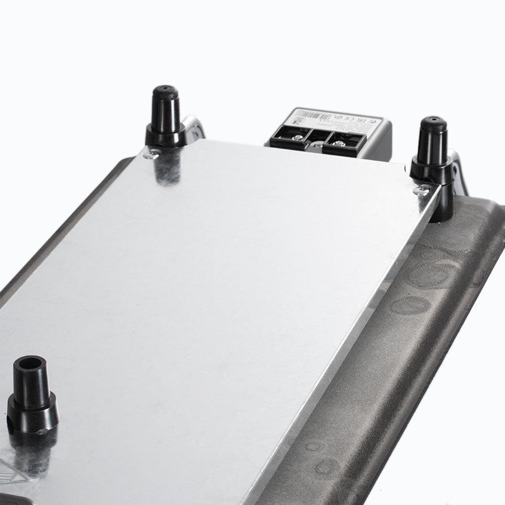 Onderzijde van een elektrische bakplaat met verstelbare pootjes voor stabiliteit