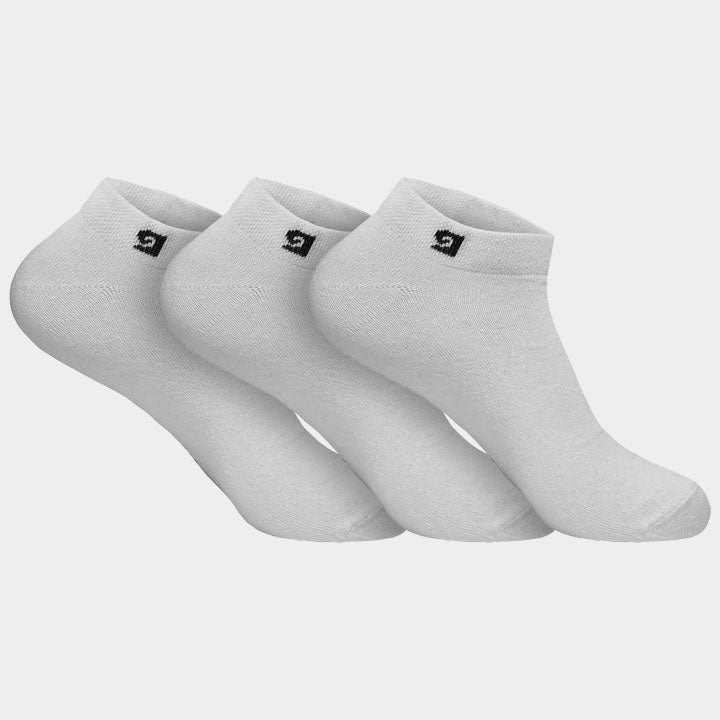 Drie Pierre Cardin Enkelsokken in wit, naast elkaar op een witte achtergrond. Het logo is duidelijk zichtbaar, en de binnenkant van de boord is lichtjes zichtbaar, benadrukkend de kwaliteit en luxe van deze laag uitgesneden sokken voor sneakers.