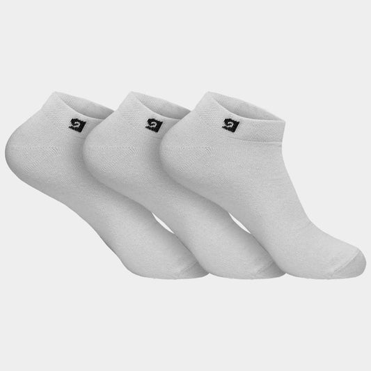 Drie Pierre Cardin Enkelsokken in wit, naast elkaar op een witte achtergrond. Het logo is duidelijk zichtbaar, en de binnenkant van de boord is lichtjes zichtbaar, benadrukkend de kwaliteit en luxe van deze laag uitgesneden sokken voor sneakers.