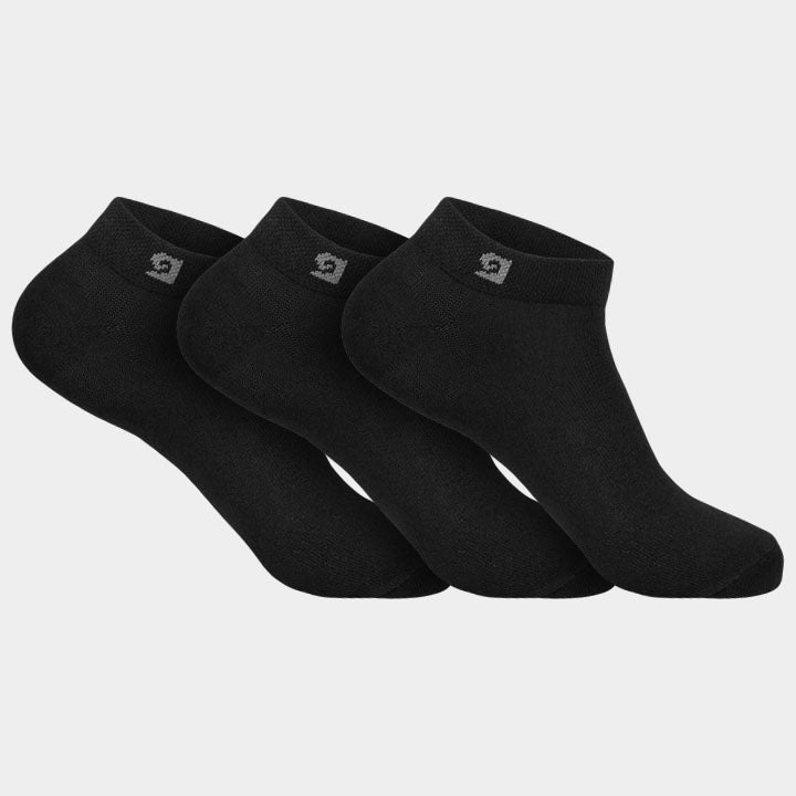 Drie Pierre Cardin Enkelsokken in zwart, naast elkaar op een witte achtergrond. Het logo en de maataanduiding zijn zichtbaar op de boord, wat de elegante uitstraling van deze stijlvolle sokken voor sneakers benadrukt.