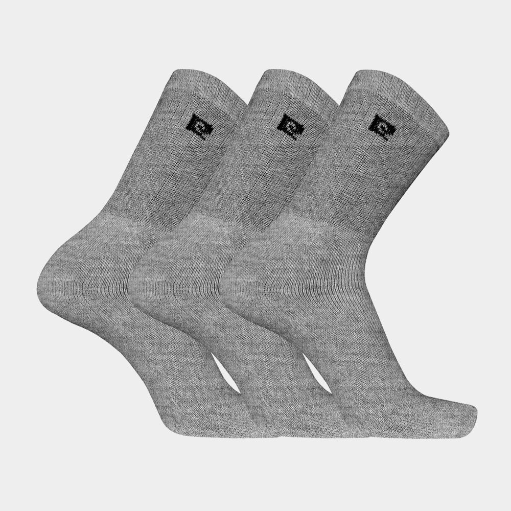 Drie paar Pierre Cardin grijze sportsokken op een witte achtergrond. Deze sokken zijn ontworpen voor comfort en duurzaamheid tijdens sportieve activiteiten, met versterkte hiel en teen voor extra ondersteuning.