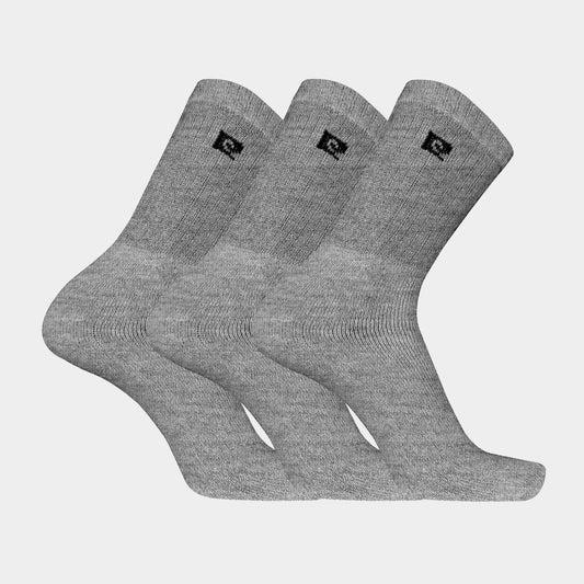 Drie paar Pierre Cardin grijze sportsokken op een witte achtergrond. Deze sokken zijn ontworpen voor comfort en duurzaamheid tijdens sportieve activiteiten, met versterkte hiel en teen voor extra ondersteuning.