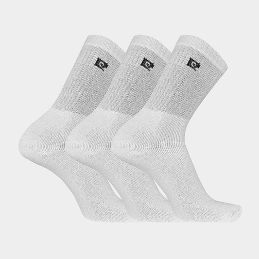 Drie paar Pierre Cardin witte sportsokken op een witte achtergrond. Deze sokken zijn ideaal voor sport en casual gebruik, met een elastische pasvorm en versterkte hiel en teen voor duurzaamheid.