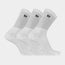 Drie paar Pierre Cardin witte sportsokken op een witte achtergrond. Deze sokken zijn ideaal voor sport en casual gebruik, met een elastische pasvorm en versterkte hiel en teen voor duurzaamheid.