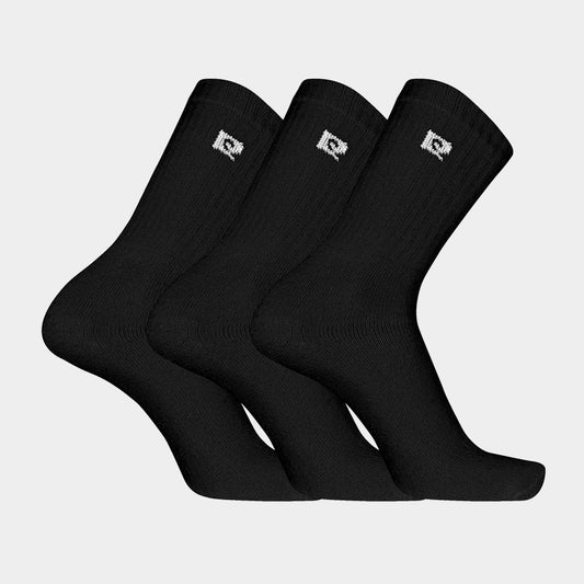 Drie paar Pierre Cardin zwarte sportsokken op een witte achtergrond. Deze sokken bieden maximale ondersteuning en zijn gemaakt van ademende materialen, perfect voor intensieve trainingen en dagelijkse activiteiten.