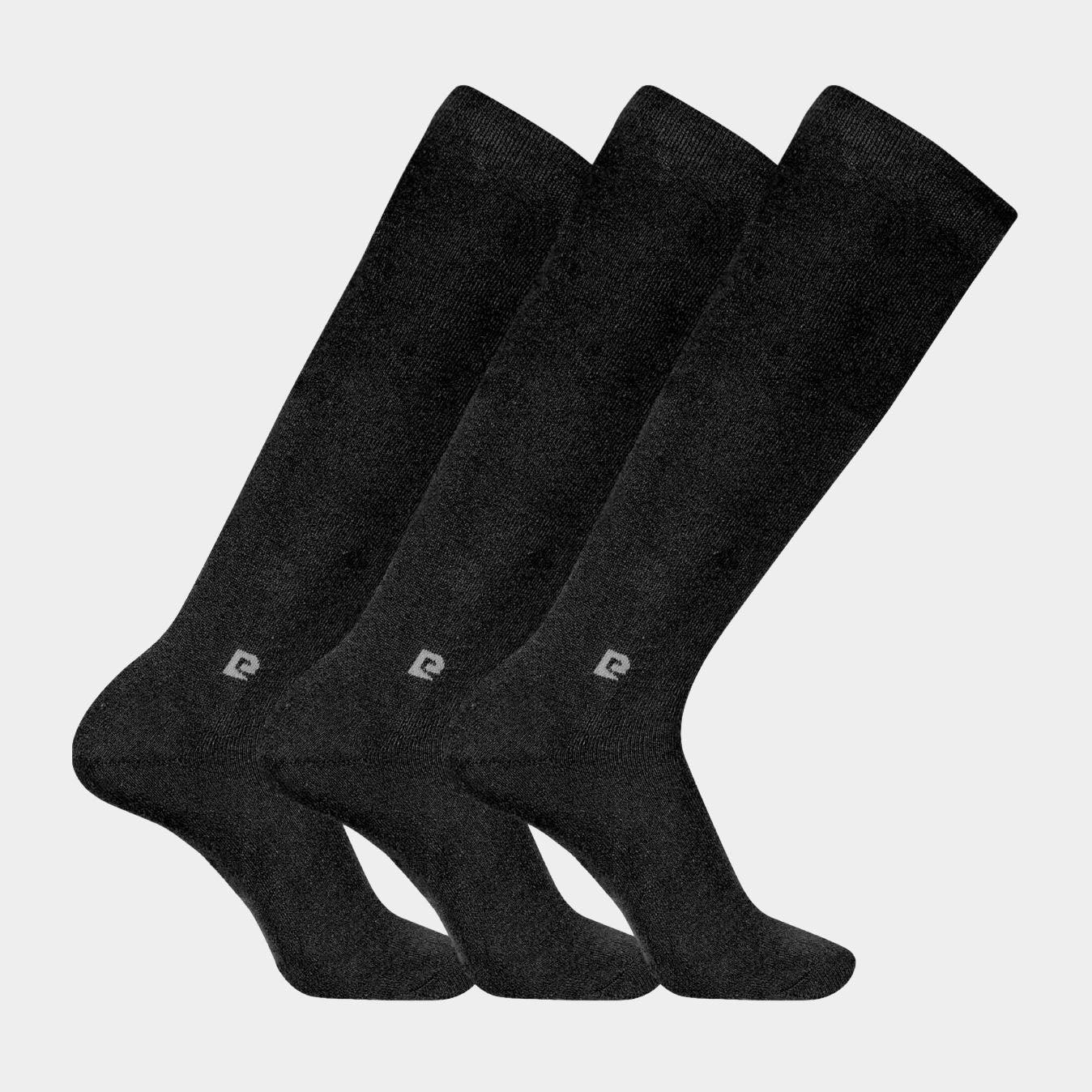Drie paar Pierre Cardin Thermo Kniekousen in zwart, netjes naast elkaar op een witte achtergrond. De sokken zijn zichtbaar met het Pierre Cardin-logo, ontworpen voor warmte en comfort op koude dagen.