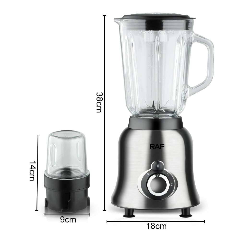 De RAF Elektrische Blender met afmetingen, 38 cm hoogte en 18 cm breedte, naast de mini-hakmolen met een hoogte van 14 cm