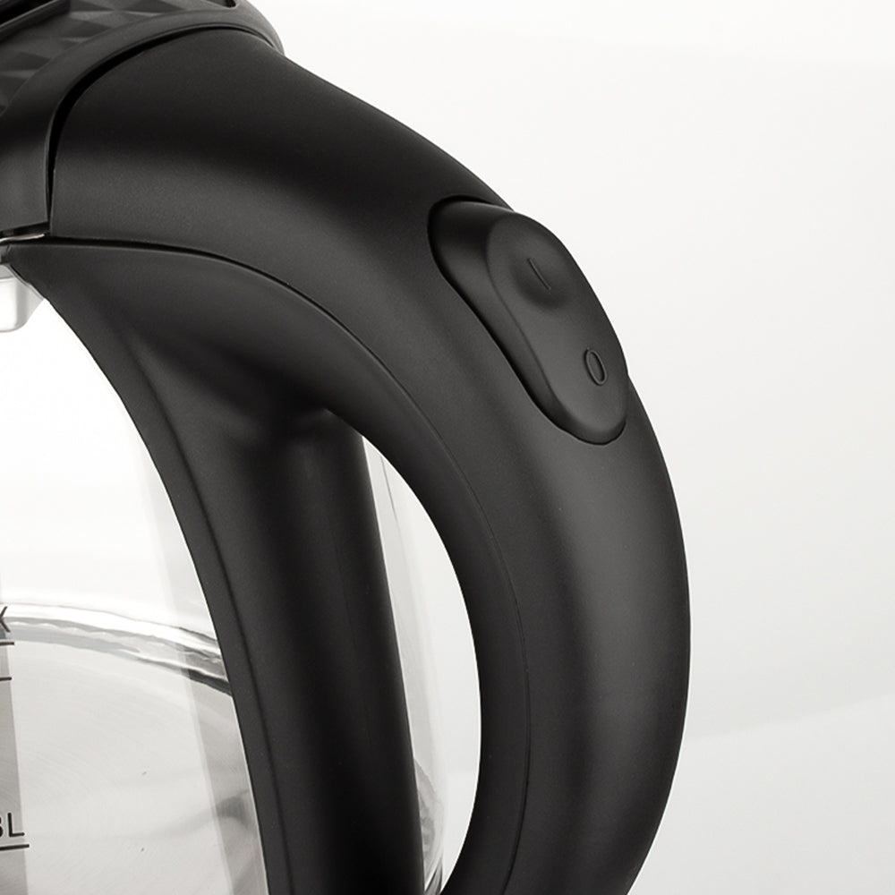 Close-up van het handvat van de RAF elektrische glazen waterkoker met een gemakkelijk toegankelijke aan/uit-knop