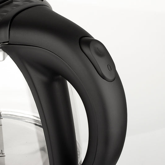 Close-up van het handvat van de RAF elektrische glazen waterkoker met een gemakkelijk toegankelijke aan/uit-knop