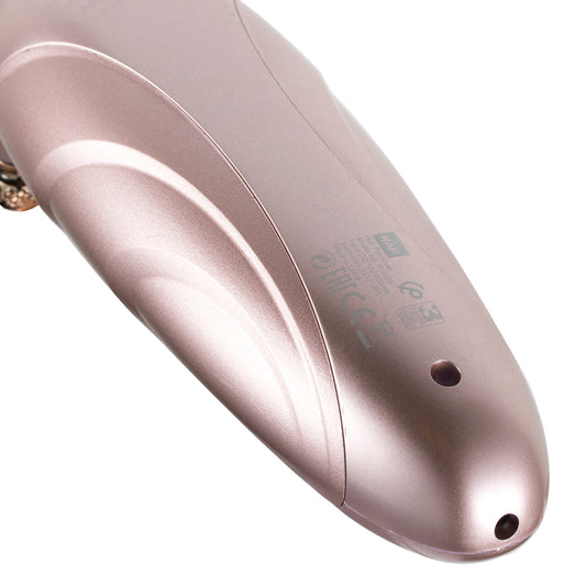 Detailfoto van de achterkant van de RAF Epilator met afgedrukte informatie zoals CE-markering, merklogo, recyclelogo en andere productinformatie op een witte achtergrond.