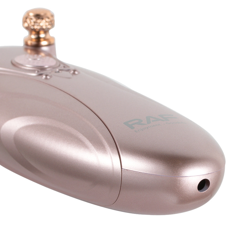 Detailfoto van de onderkant van de RAF Epilator, met duidelijk zichtbare adapteraansluiting en merkafdruk op  epilator op een witte achtergrond.