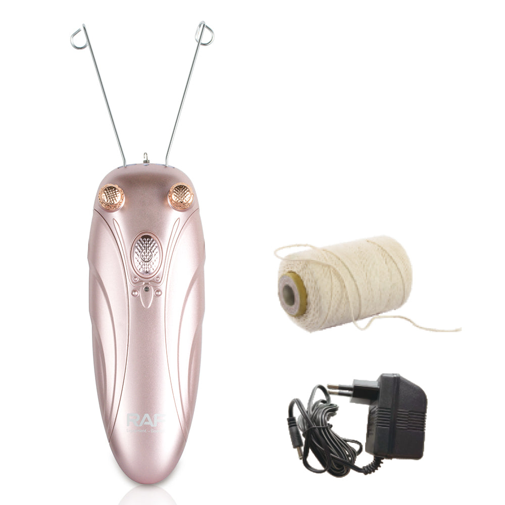 Vooraanzicht van de RAF Epilator op een witte achtergrond, met een rol epileerdraad ernaast en een lader eronder. Pijnloze en effectieve oplossing voor langdurig gladde huid.