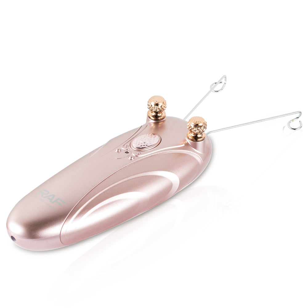 Plat gelegde roze RAF Epilator op een witte achtergrond, toont het slanke ontwerp en de details van het apparaat.