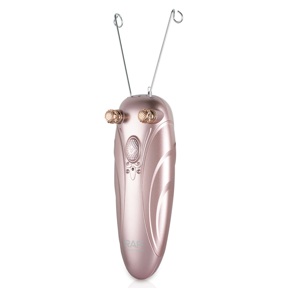 Roze RAF Epilator die verticaal staat en licht geroteerd is op een witte achtergrond, toont het elegante ontwerp van het apparaat.