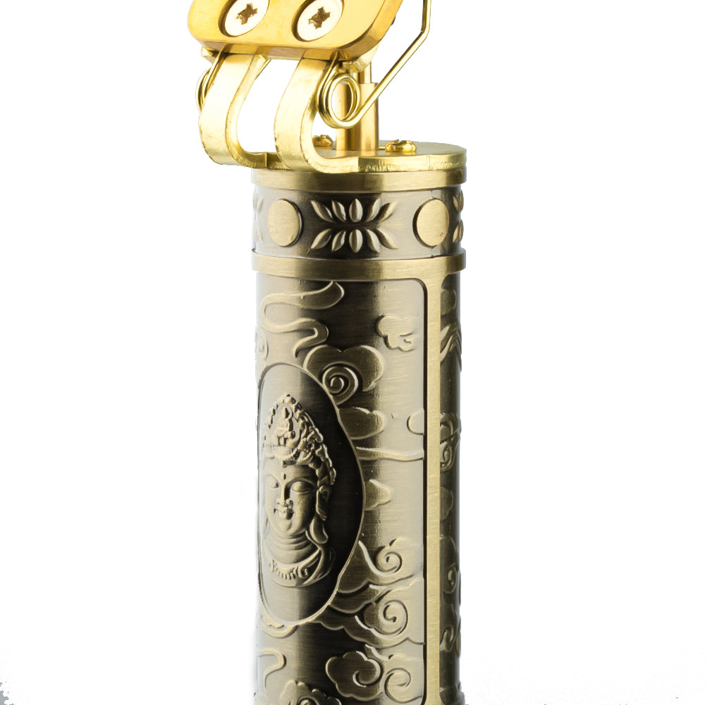 Detailfoto van de grip van de RAF Professionele Elektrische Tondeuse, met een duidelijke weergave van de gegraveerde afbeelding van Boeda, wat de hoogwaardige afwerking en het ergonomische ontwerp van de tondeuse benadrukt.