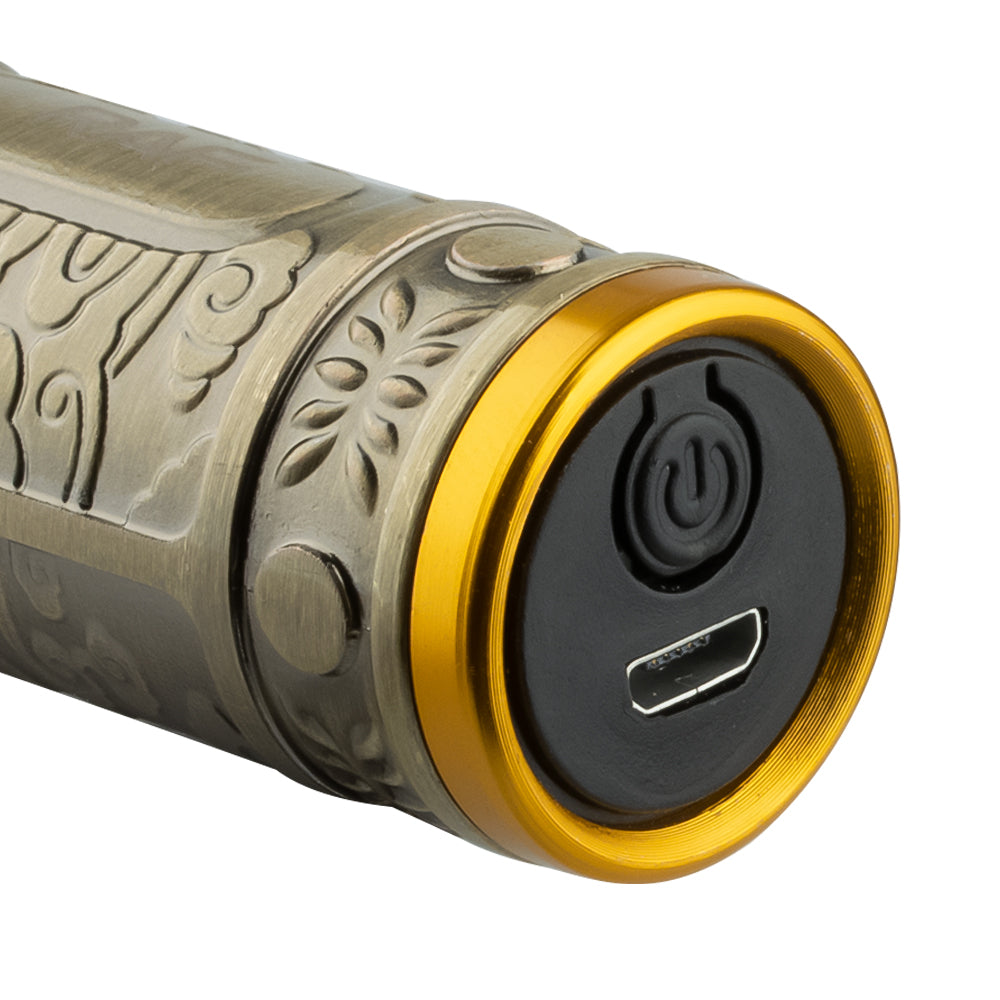 Detailfoto van de onderkant van de RAF Professionele Elektrische Tondeuse, met zicht op de powerknop en de aansluiting voor de oplader, die de gebruiksvriendelijkheid en functionaliteit benadrukt.