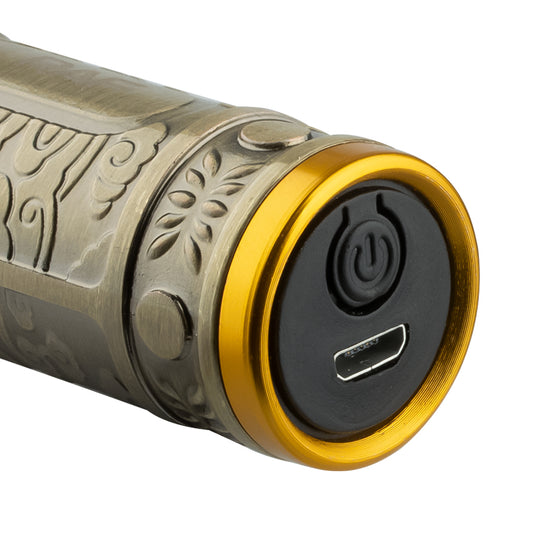 Detailfoto van de onderkant van de RAF Professionele Elektrische Tondeuse, met zicht op de powerknop en de aansluiting voor de oplader, die de gebruiksvriendelijkheid en functionaliteit benadrukt.