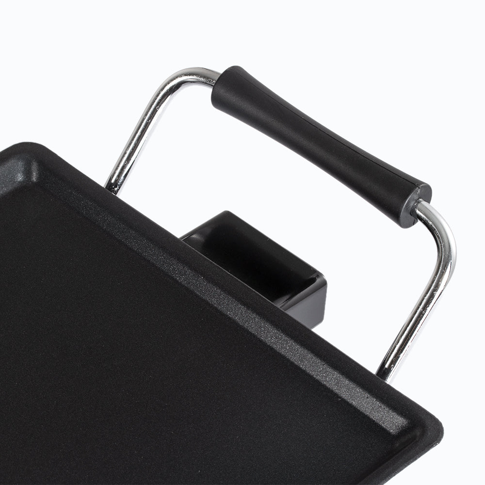 Close-up van de handgreep van een elektrische Teppanyaki grill met koelblijvende handvatten