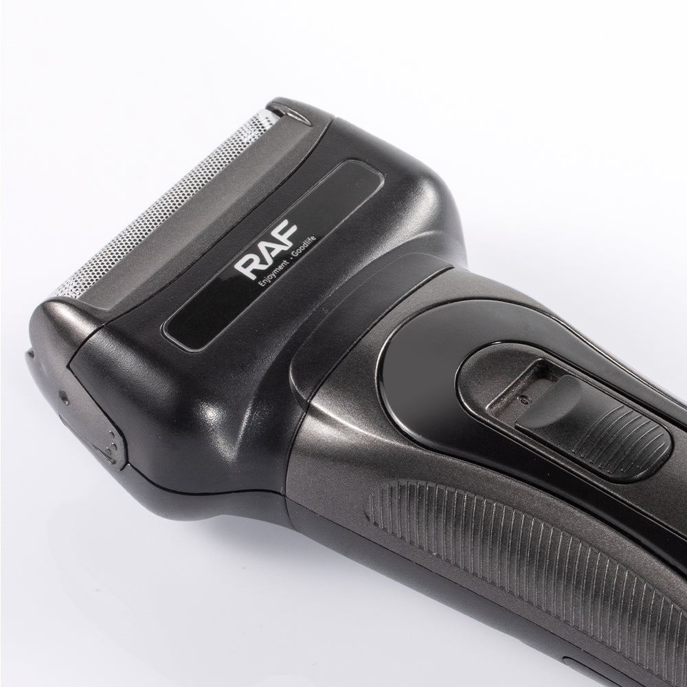 Zwarte professionele haartrimmer met zichtbaar merklogo op de behuizing, voorzien van een roestvrijstalen scheerkop en een ergonomische grip